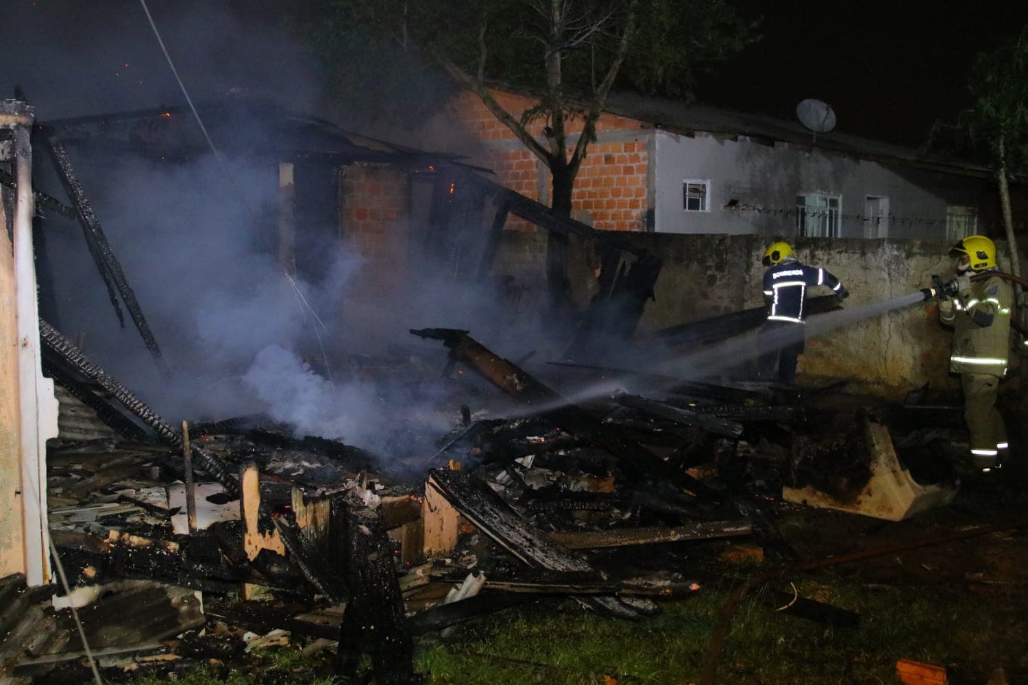 Incêndio consome casa de madeira em bairro de Ponta Grossa