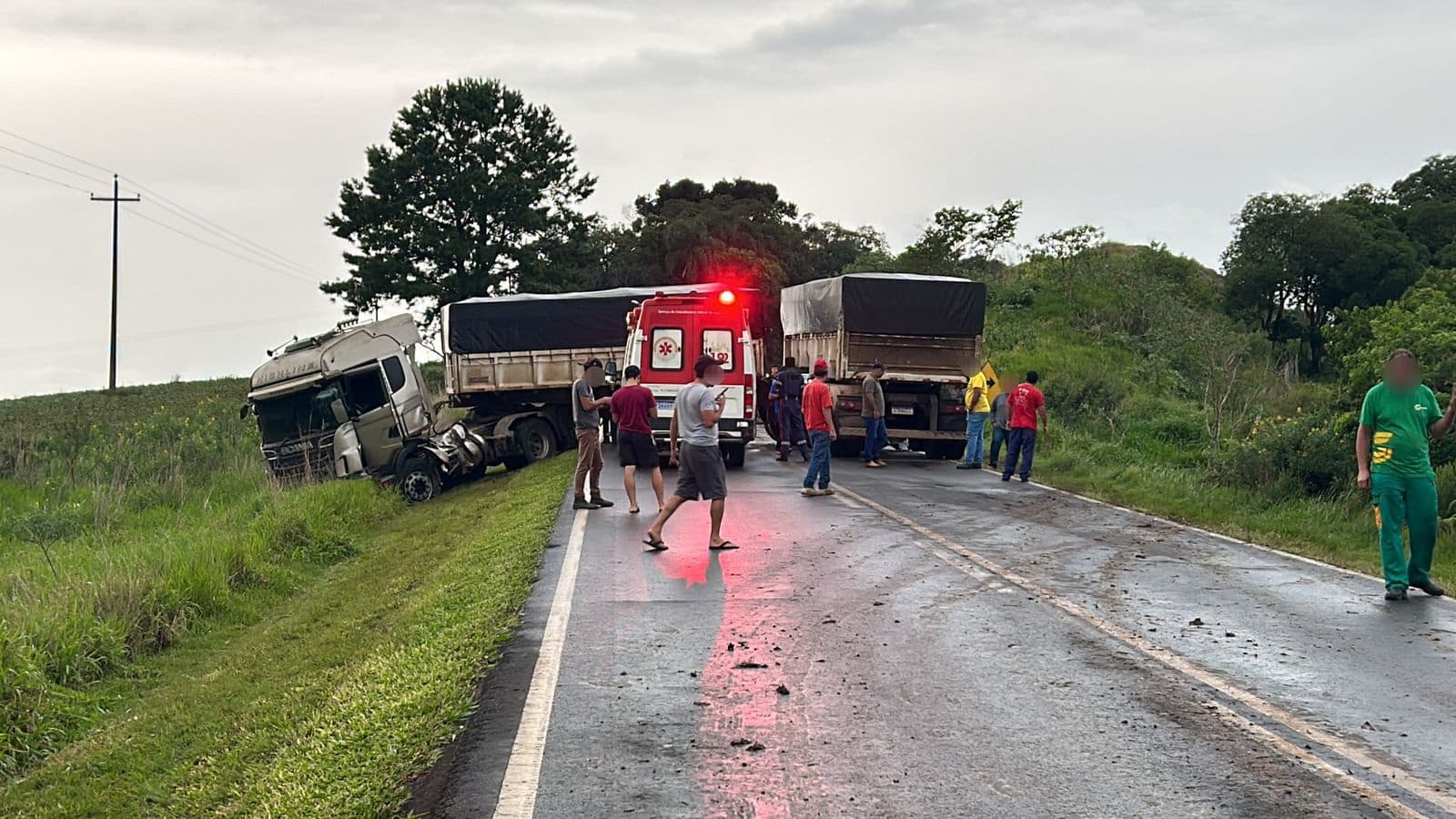 Motorista fica ferido após caminhão colidir com barranco em rodovia de Reserva