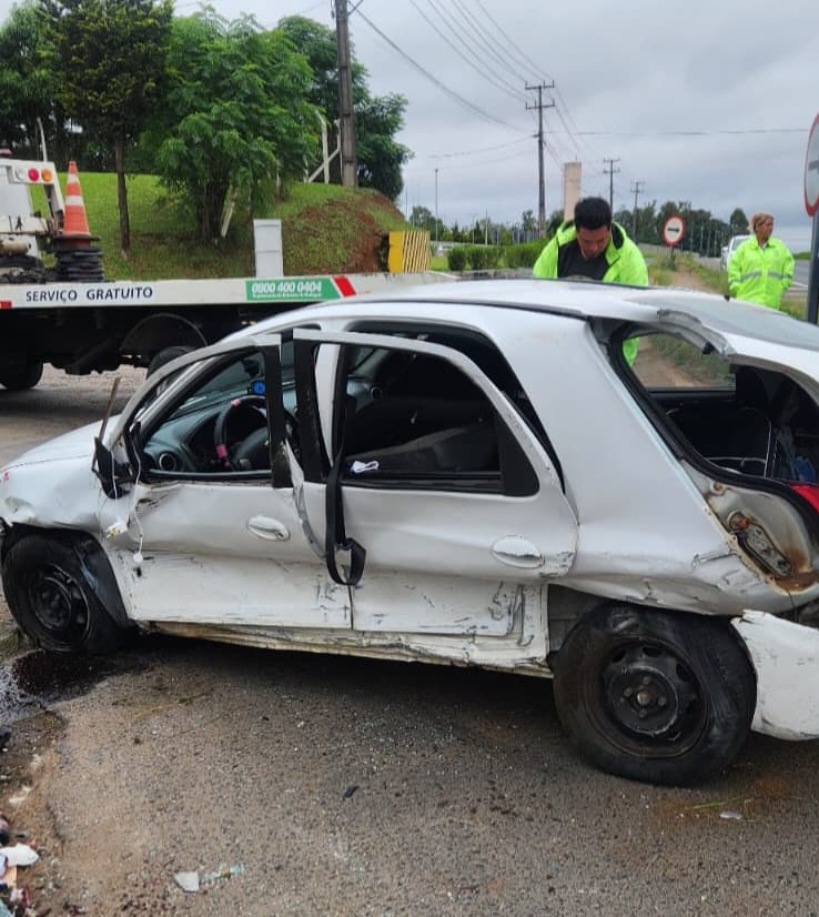 Motorista ficou preso às ferragens após acidente na BR-376