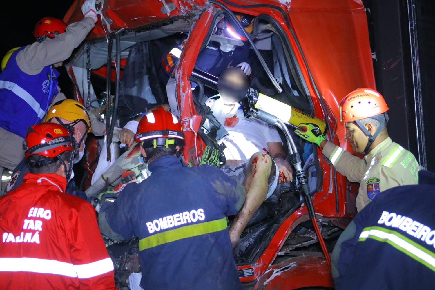 Caminhoneiro fica preso às ferragens após acidente grave na BR-376