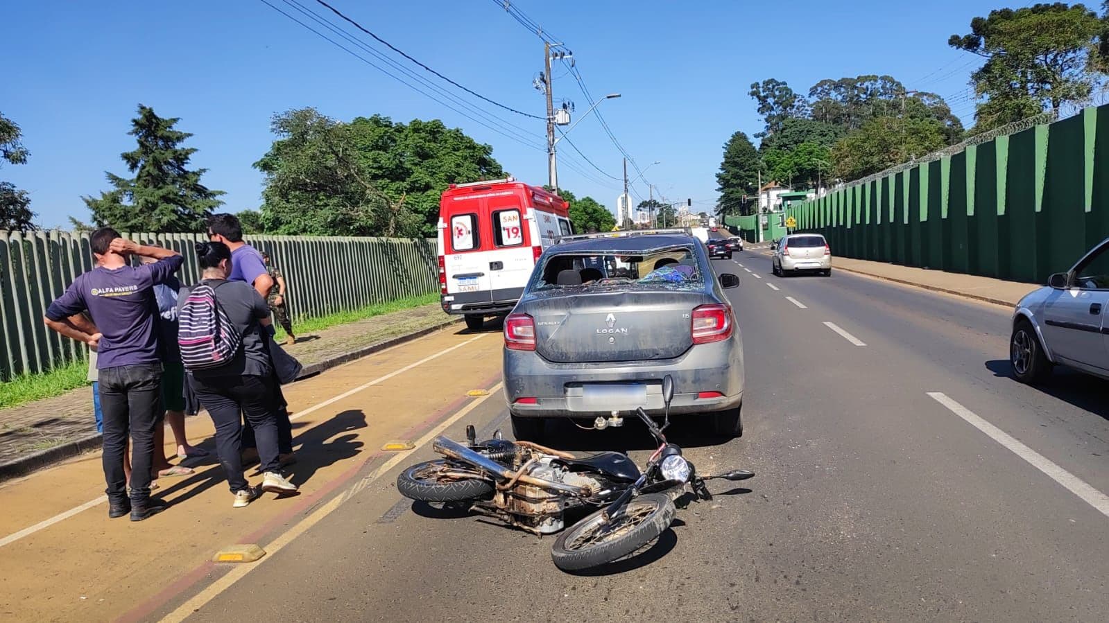 Colisão traseira entre moto e carro deixa duas pessoas feridas em Uvaranas
