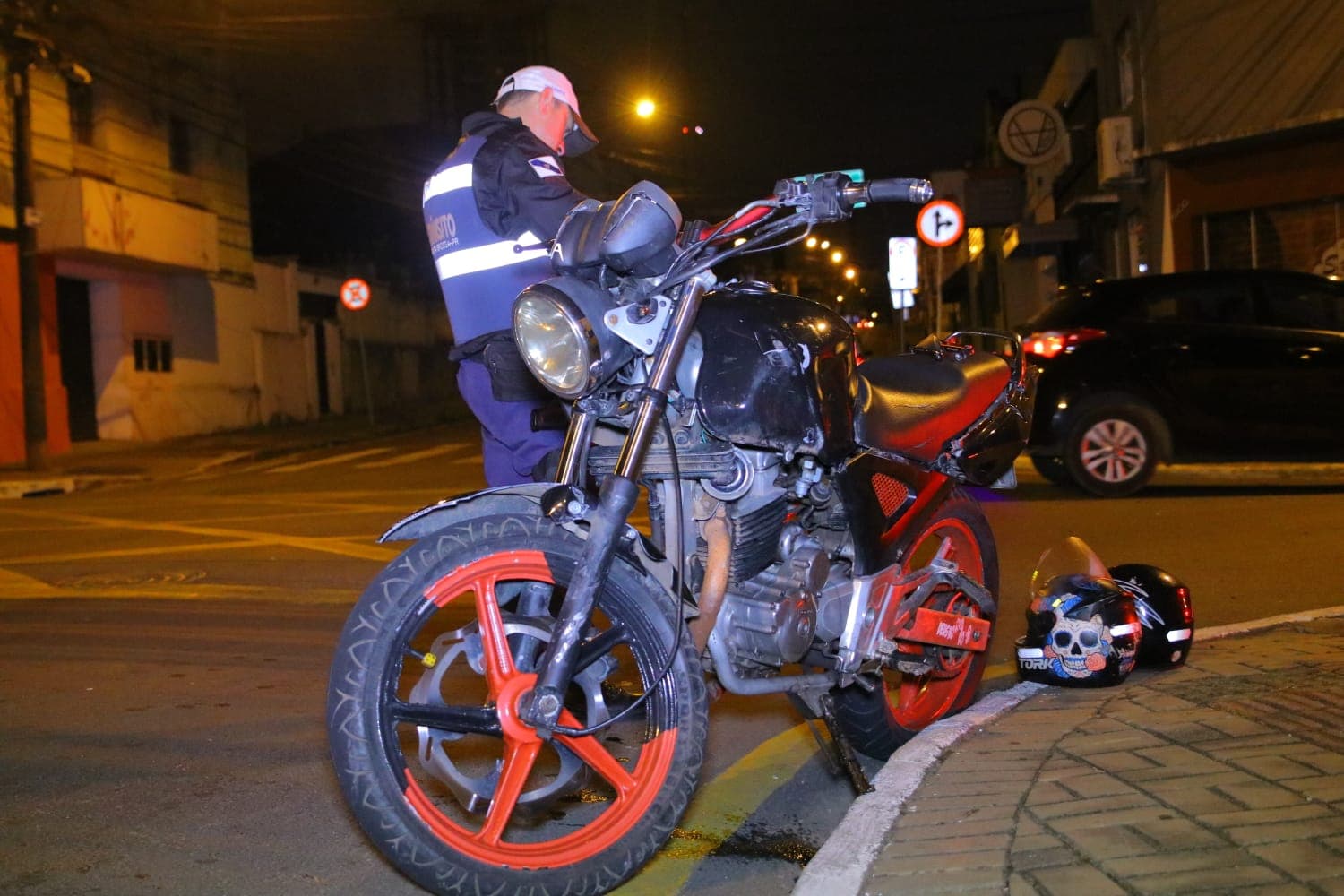 Motociclista fura preferencial e causa acidente no centro de PG