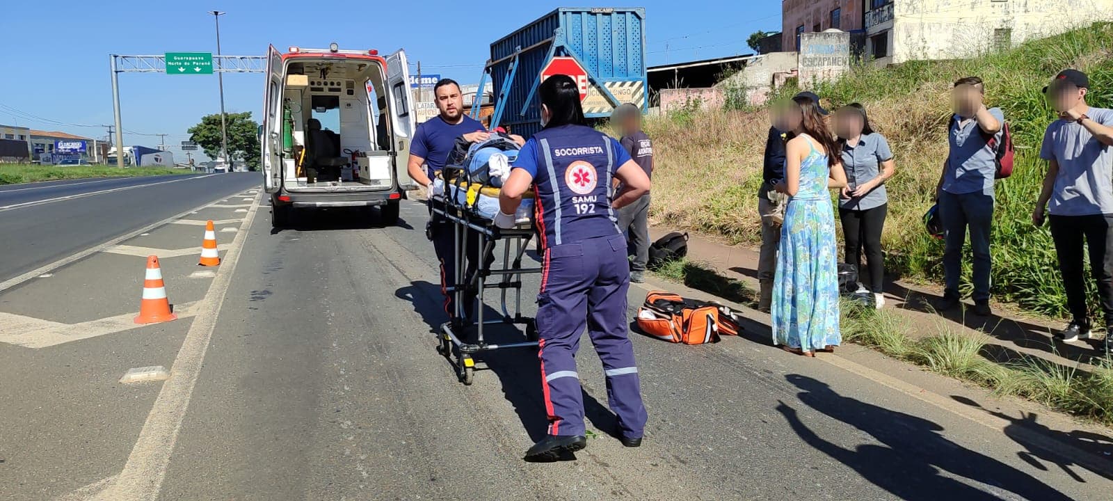Mulher é atropelada por motocicleta na Avenida Souza Naves