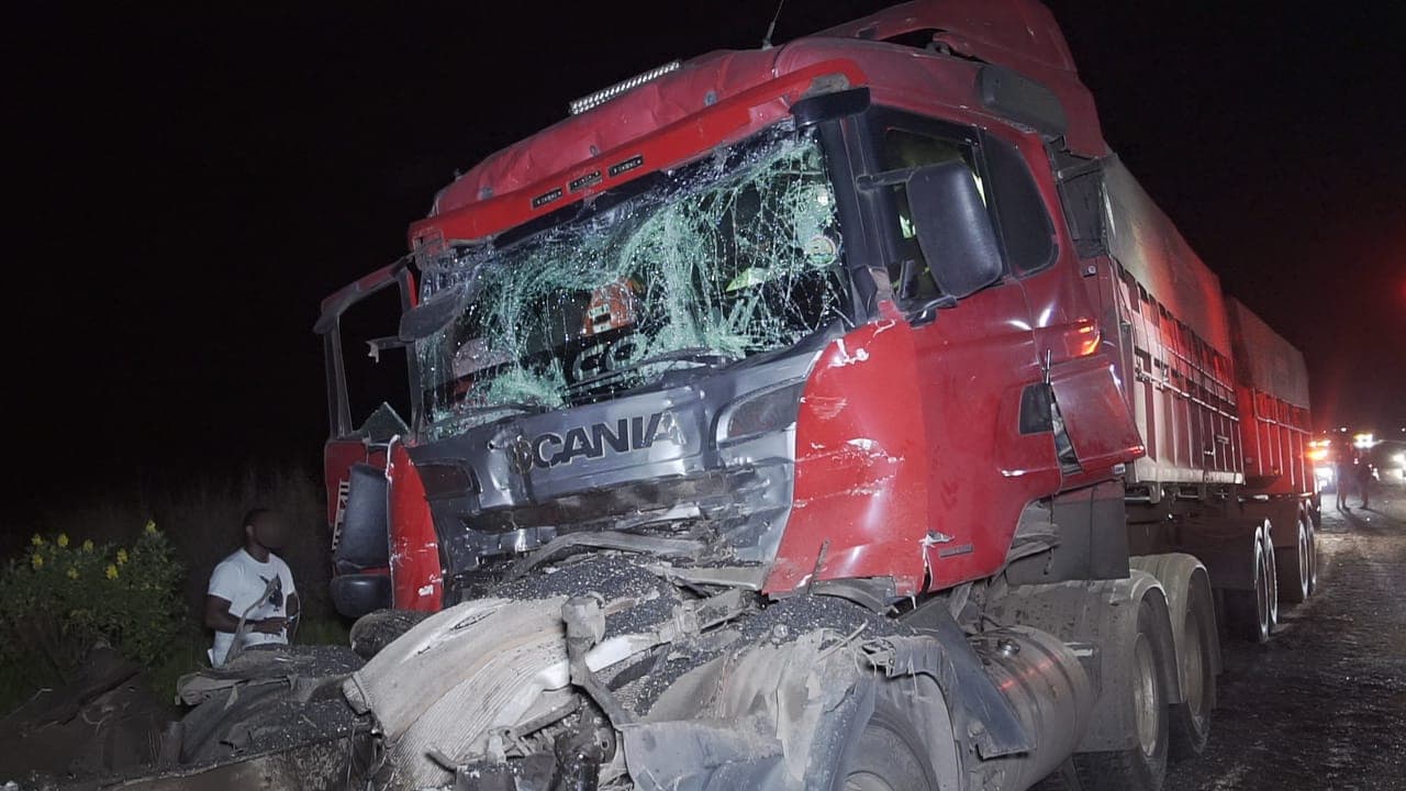 Colisão traseira entre dois caminhões deixa motorista gravemente ferido na BR-376