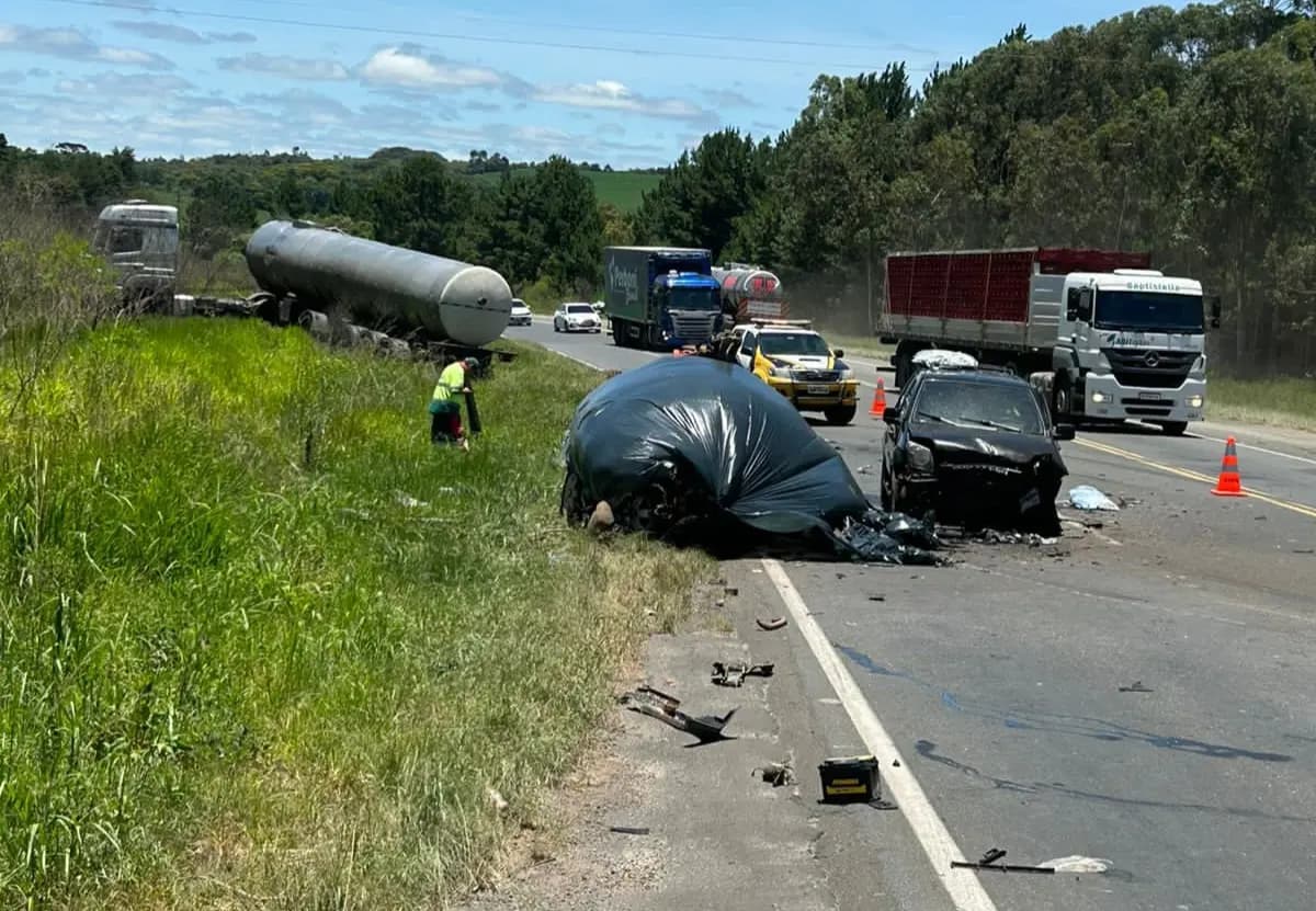 Duas pessoas morrem em colisão frontal entre carro e caminhão na PR-151