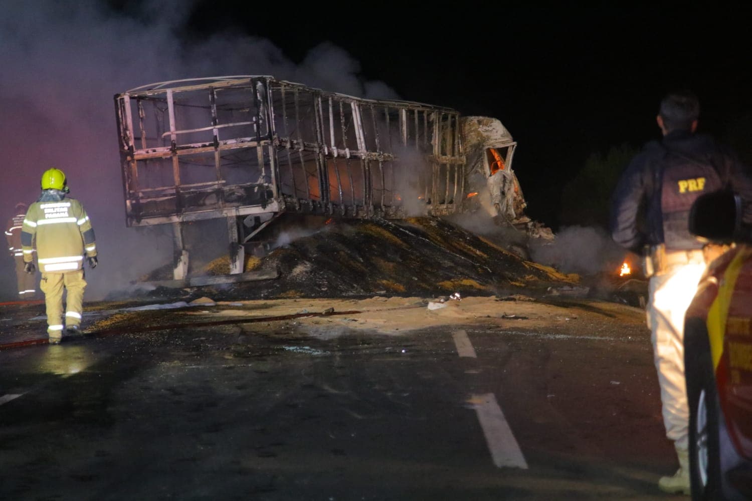 Caminhão fica destruído após incêndio na BR-376 e motorista sofre queimaduras nas pernas