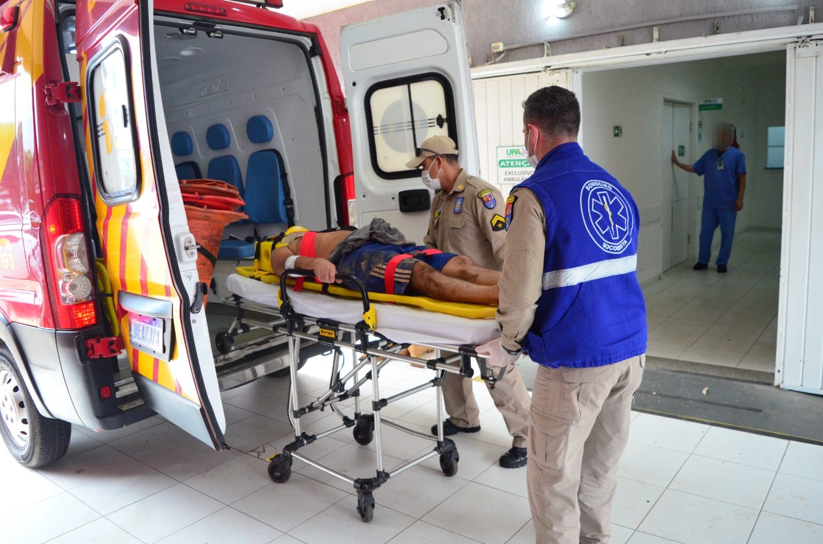 Homem cai do telhado e é socorrido pelo Siate em PG