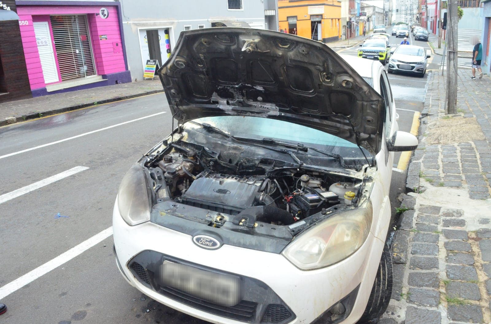 Motor de carro pega fogo e mobiliza bombeiros no centro de PG