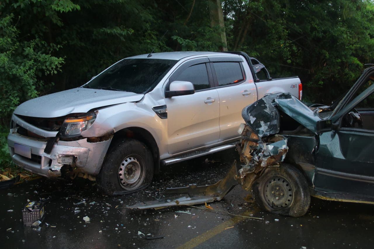 Colisão frontal entre caminhonete e carro deixa uma pessoa ferida em PG