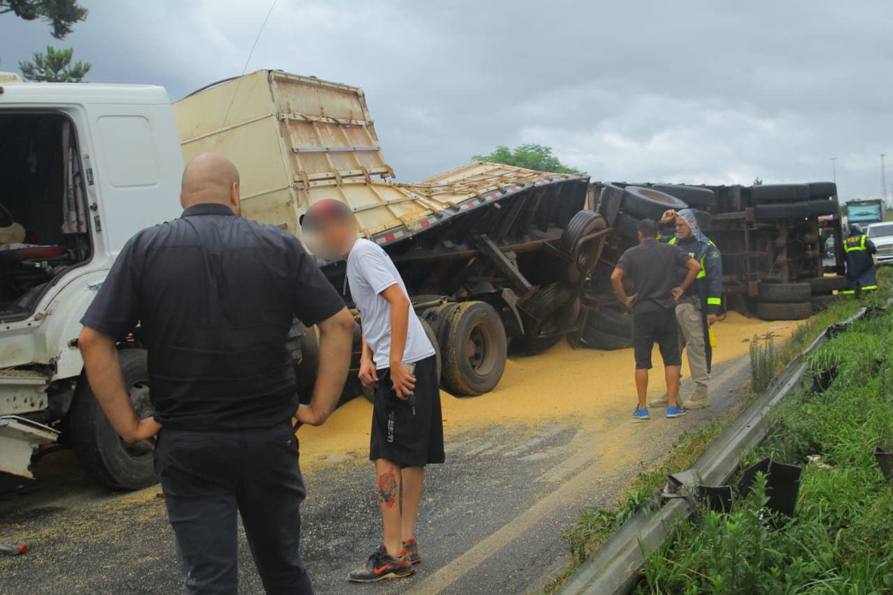 Engavetamento envolvendo cinco veículos na BR-376 deixa pista interditada