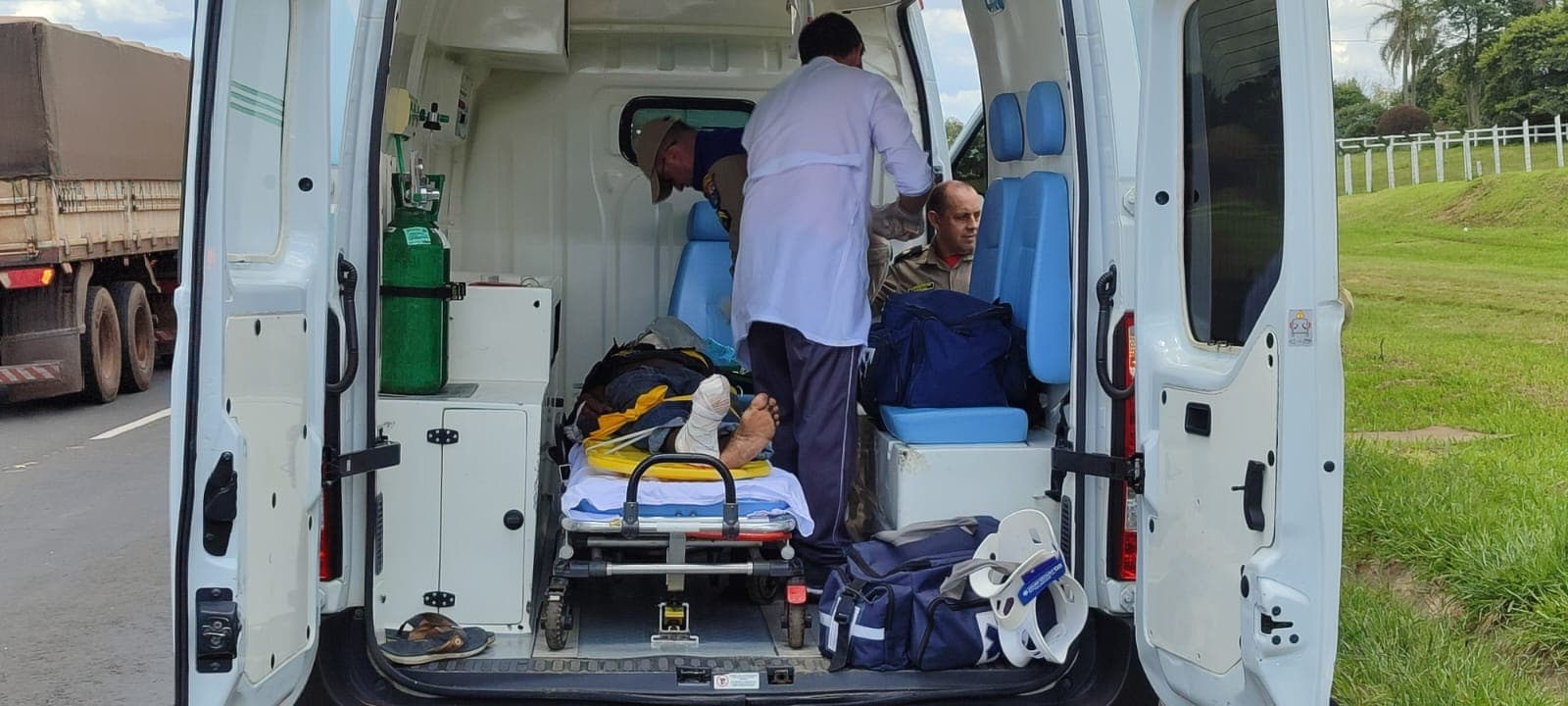 Homem fica em estado grave após ser atropelado por caminhão em Carambeí