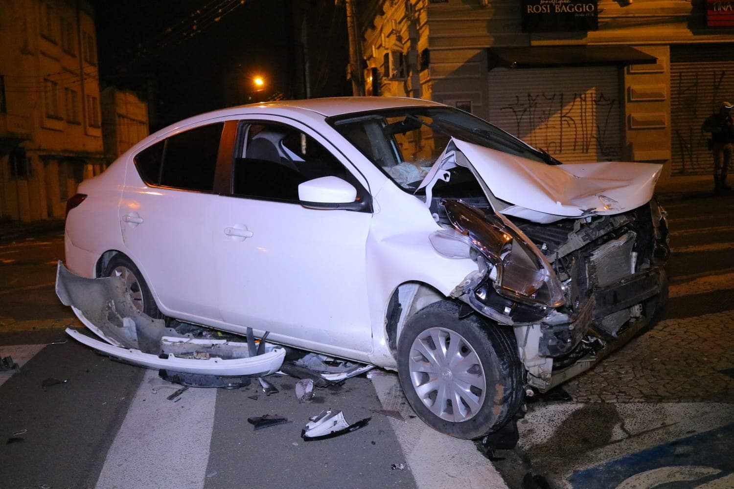 Motorista e passageira ficam feridas após colisão com outro carro que furou a preferencial em PG
