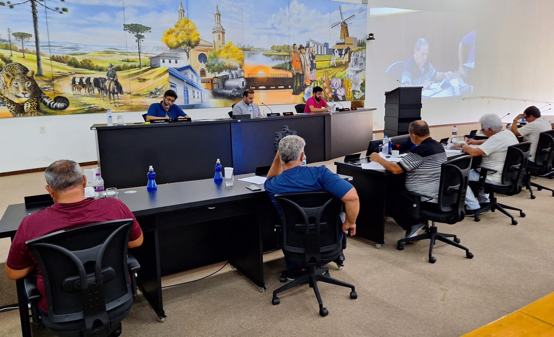 Vereadores de Castro questionam sobre a falta do transporte rural no município