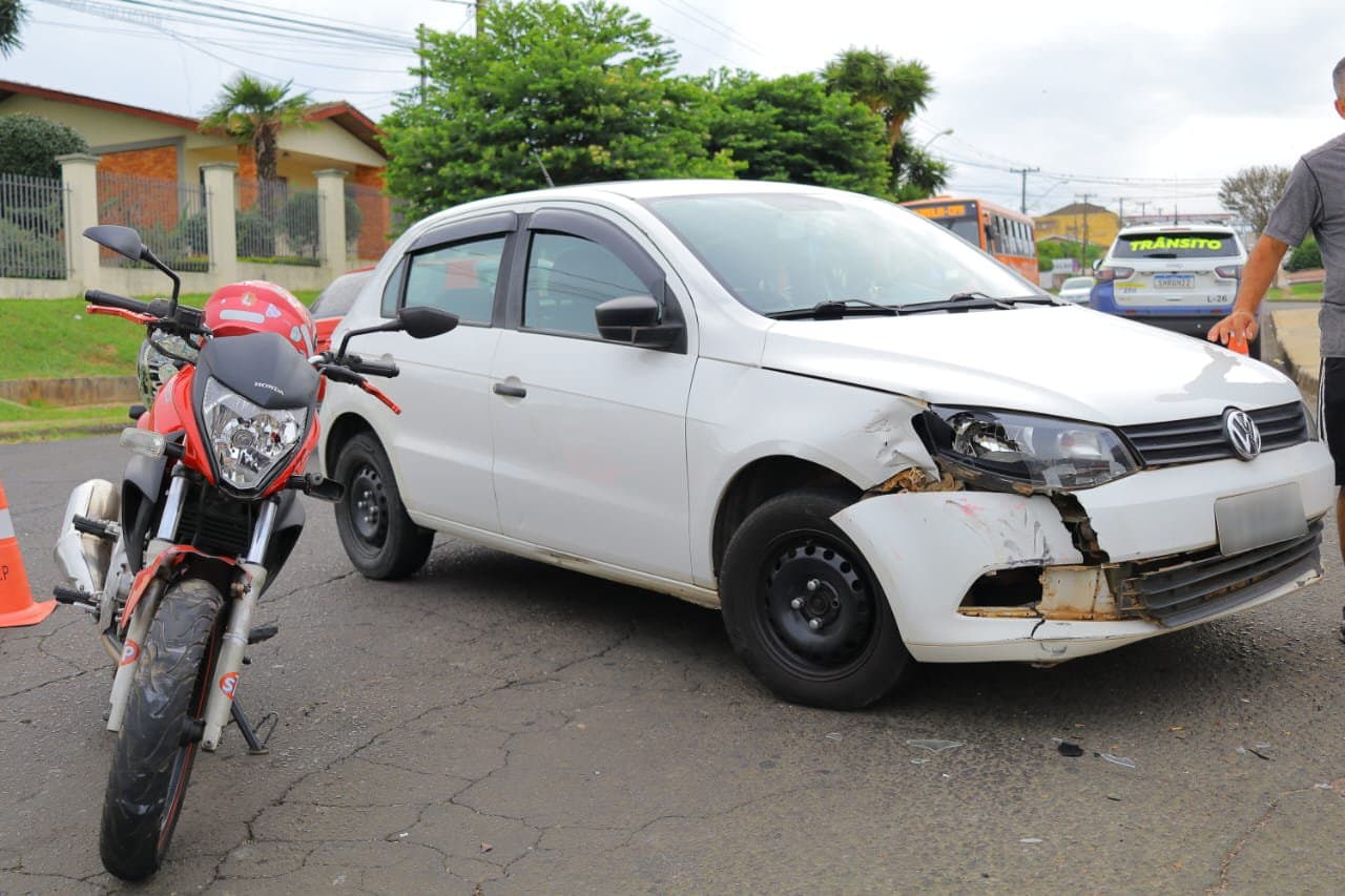 Acidente entre carro e moto deixa mulher ferida na Vila Cipa em PG