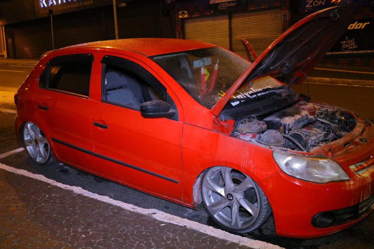 Motor de carro sofre pane e pega fogo na Avenida Vicente Machado