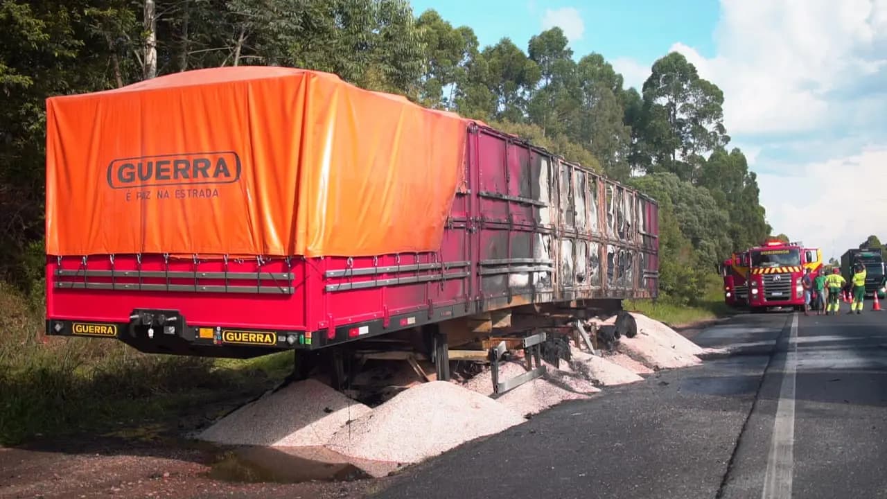 Carroceria de caminhão pega fogo na BR-376 próximo ao Parque Vila Velha