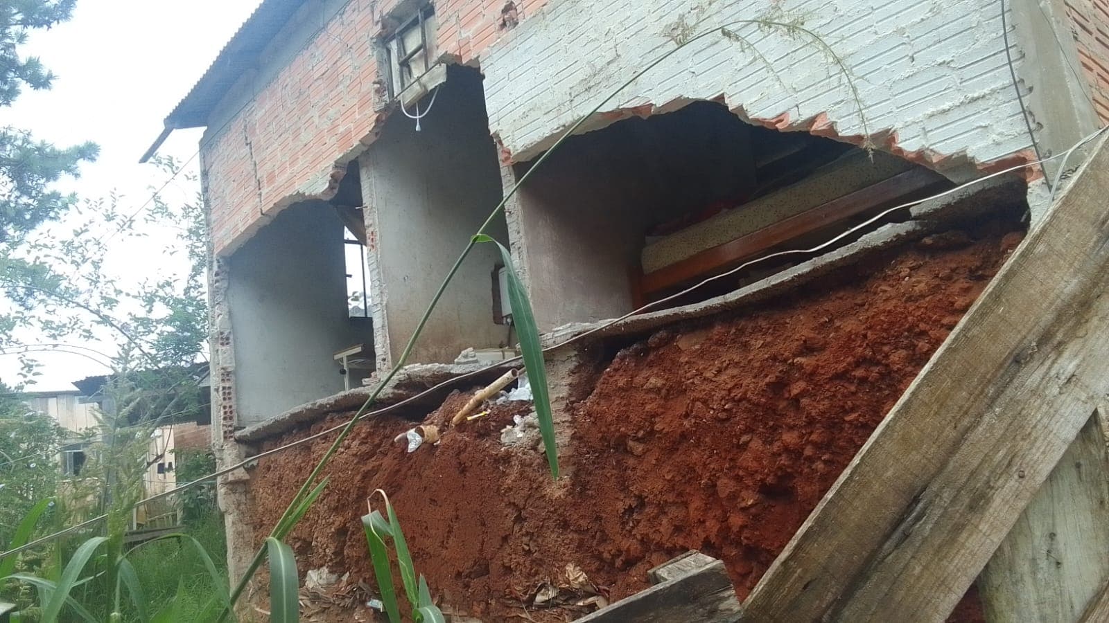 Moradora de PG tem casa interditada pela Defesa Civil e pede ajuda para reformar