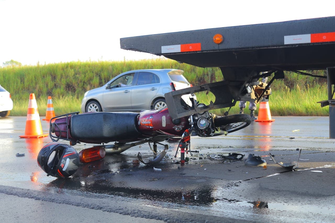 Motociclista bate com força na traseira de caminhão e fica gravemente ferido em PG