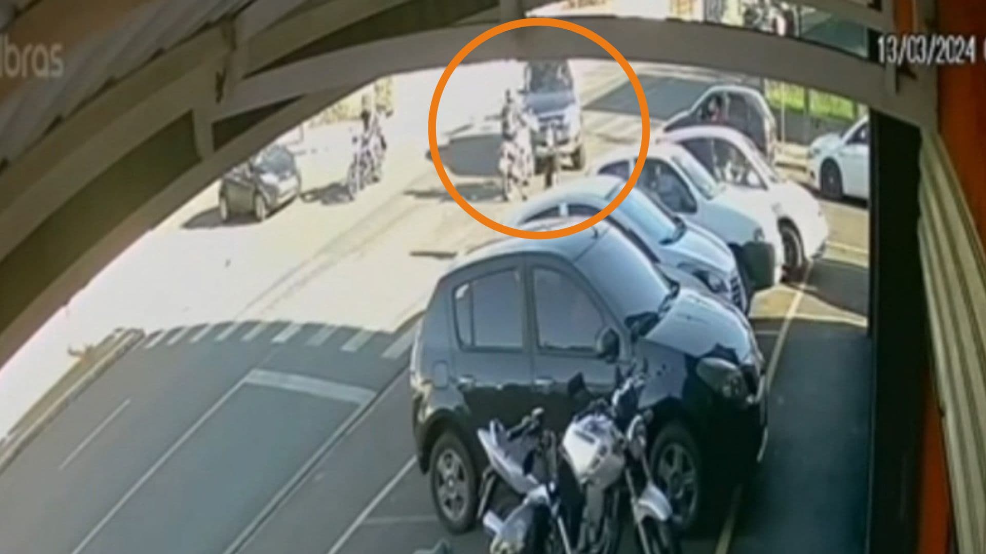 Câmera de segurança registra acidente que deixou motociclista com traumatismo craniano em PG
