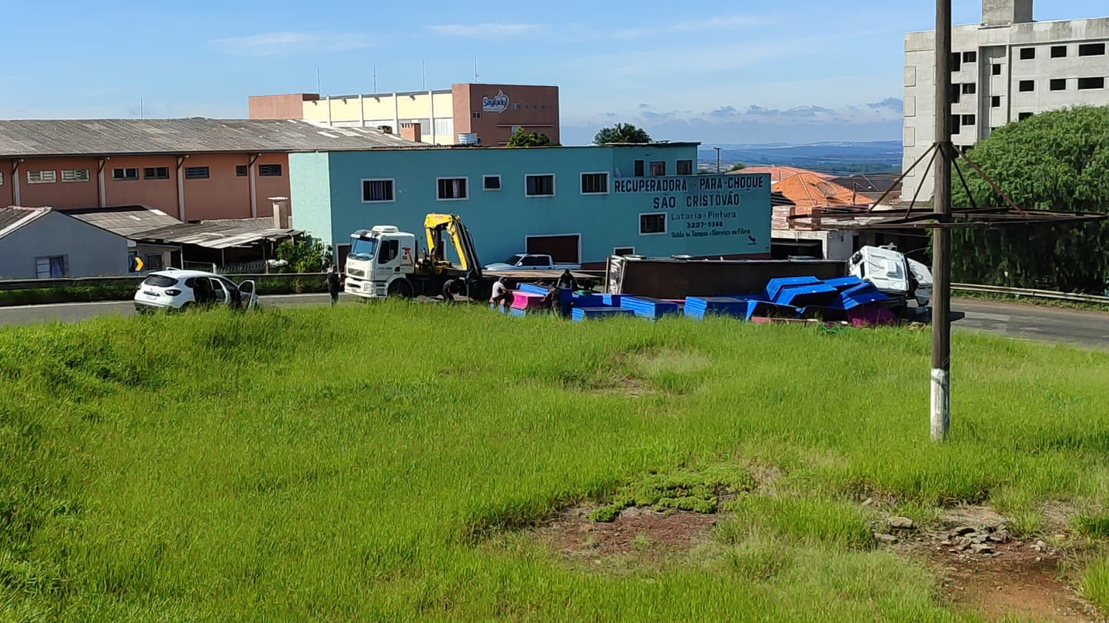Caminhão tombado em retorno causa lentidão na Souza Naves em PG