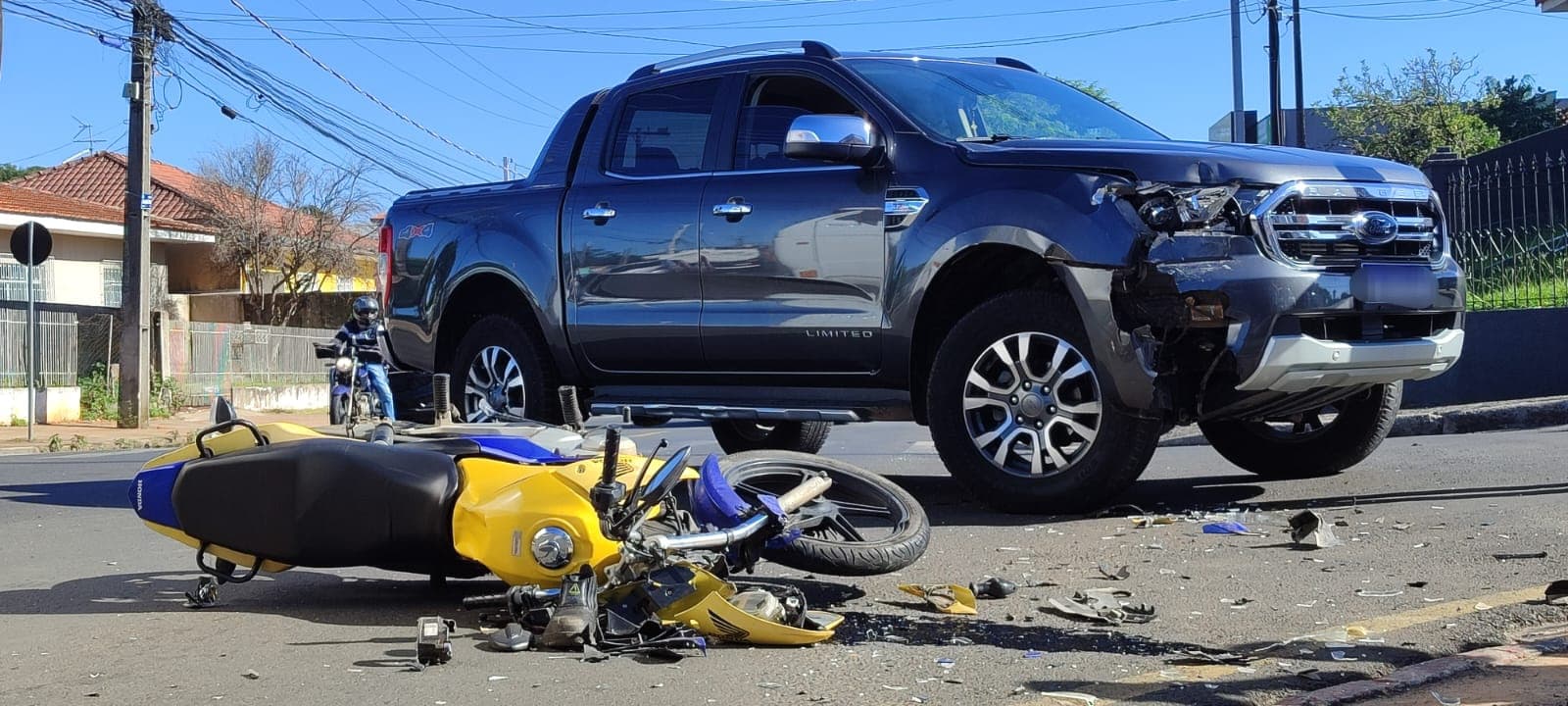 Motociclista fica gravemente ferido após colidir com caminhonete em PG