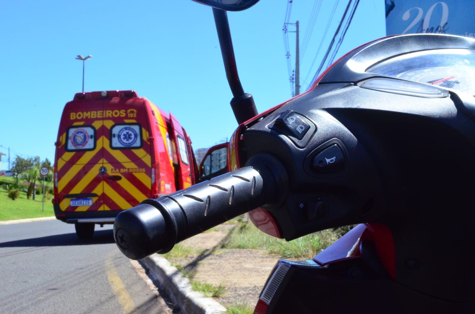 Motociclista se apavora e colide na lateral de carro em Ponta Grossa