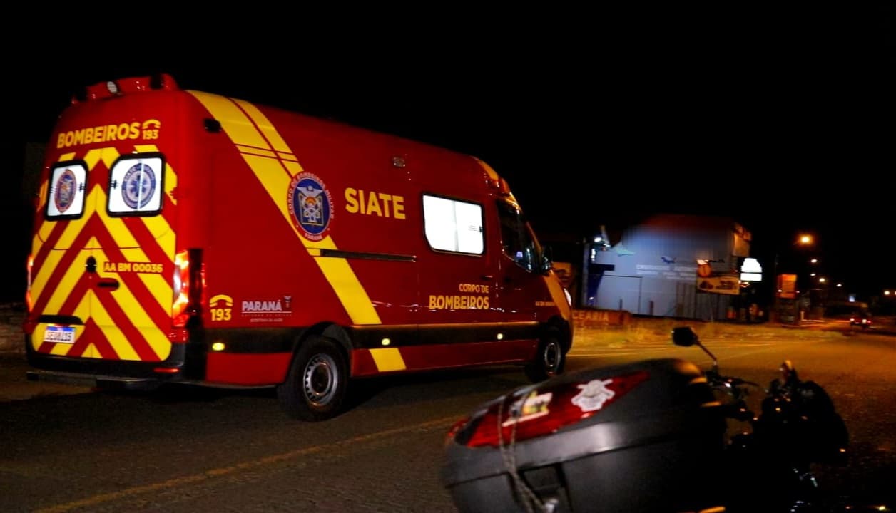 Motociclista fica ferido ao colidir com cerca de empresa em PG
