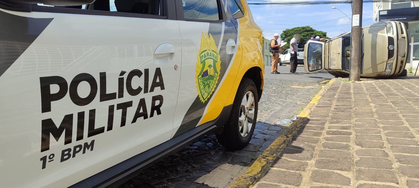 Motorista fura preferencial e carro tomba após ser atingido por outro em PG