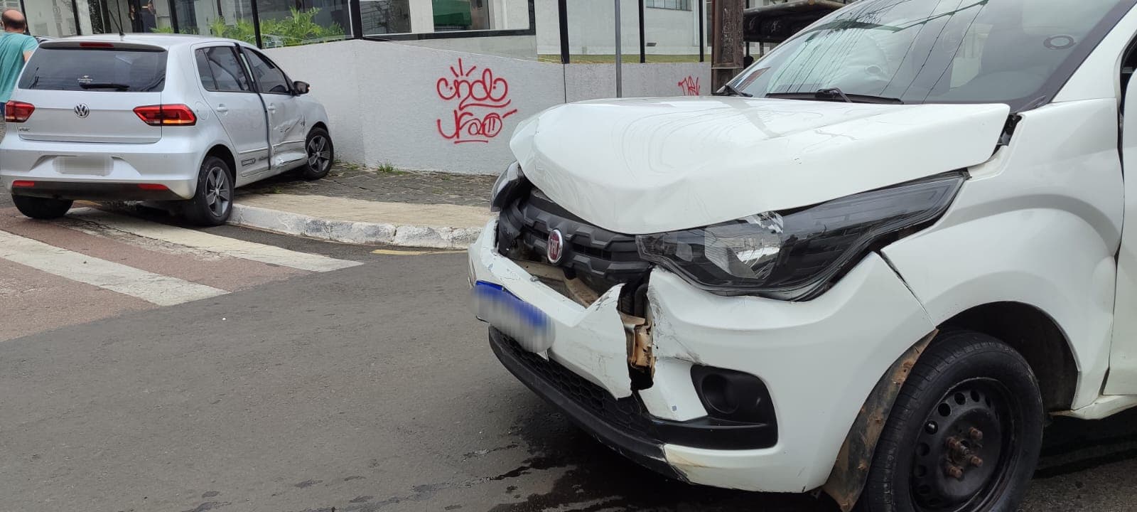 Motorista fura sinal vermelho e colide com outro carro em PG