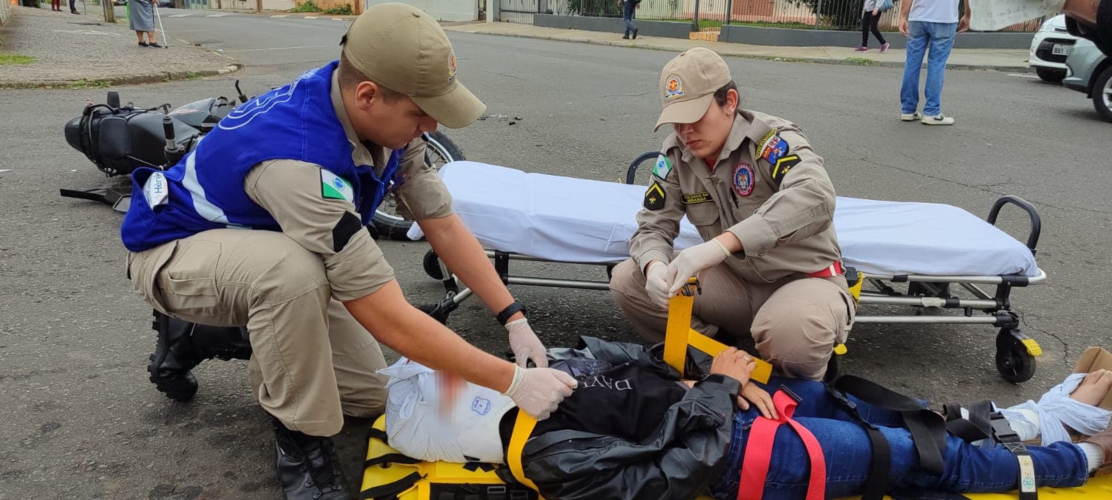 Motociclista fica gravemente ferida após ser atingida por carro que furou a preferencial em PG