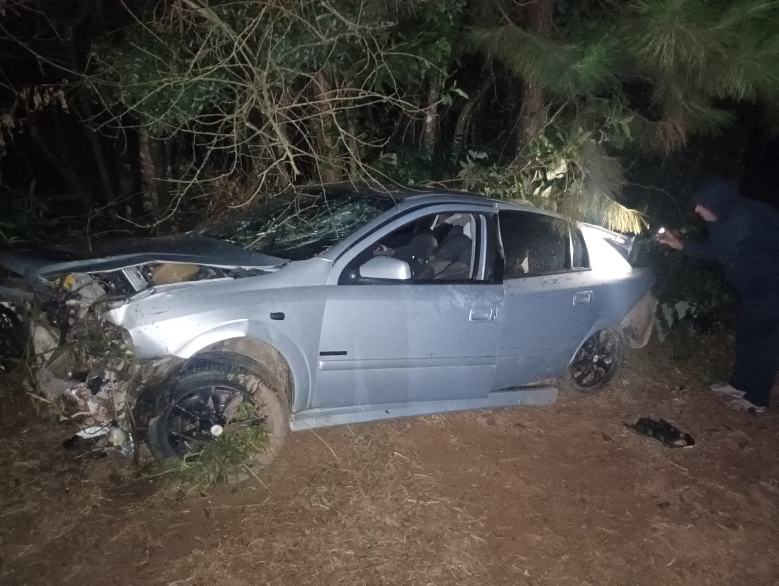 Carro capota na PR-151 e dois jovens ficam feridos em Castro