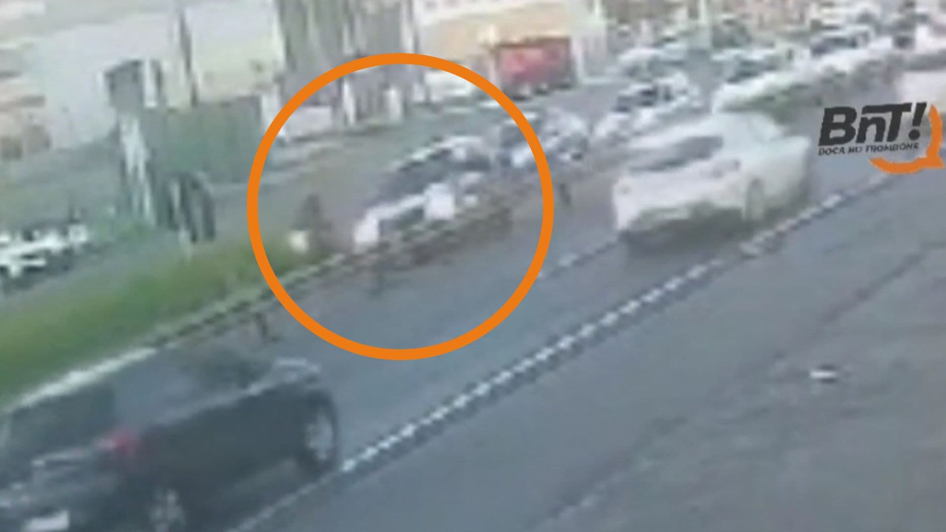 Vídeo: Jovem persegue caminhonete e tenta matar a própria mãe em PG