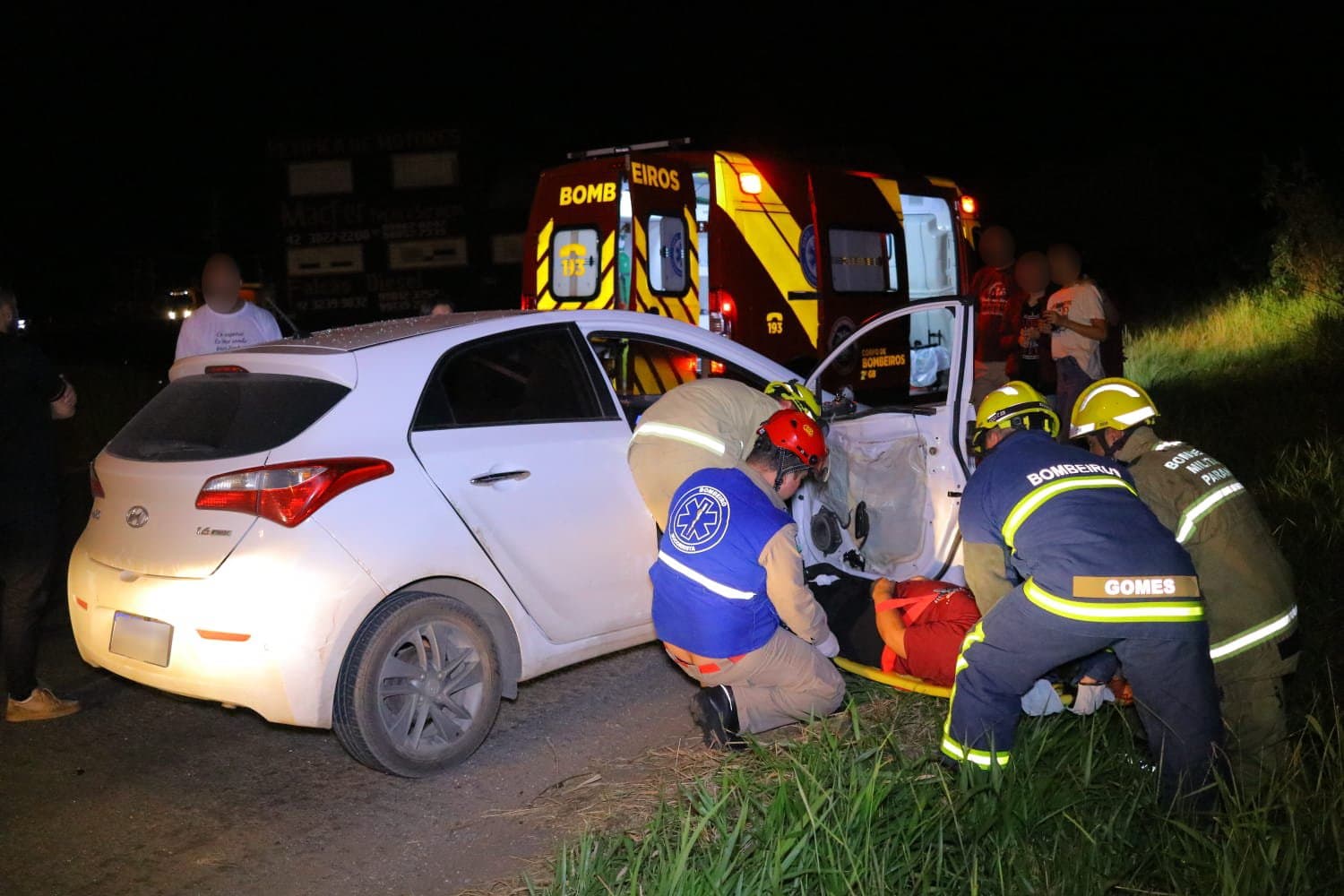 Motociclista bate fortemente em lateral de carro na Souza Naves e fica ferido