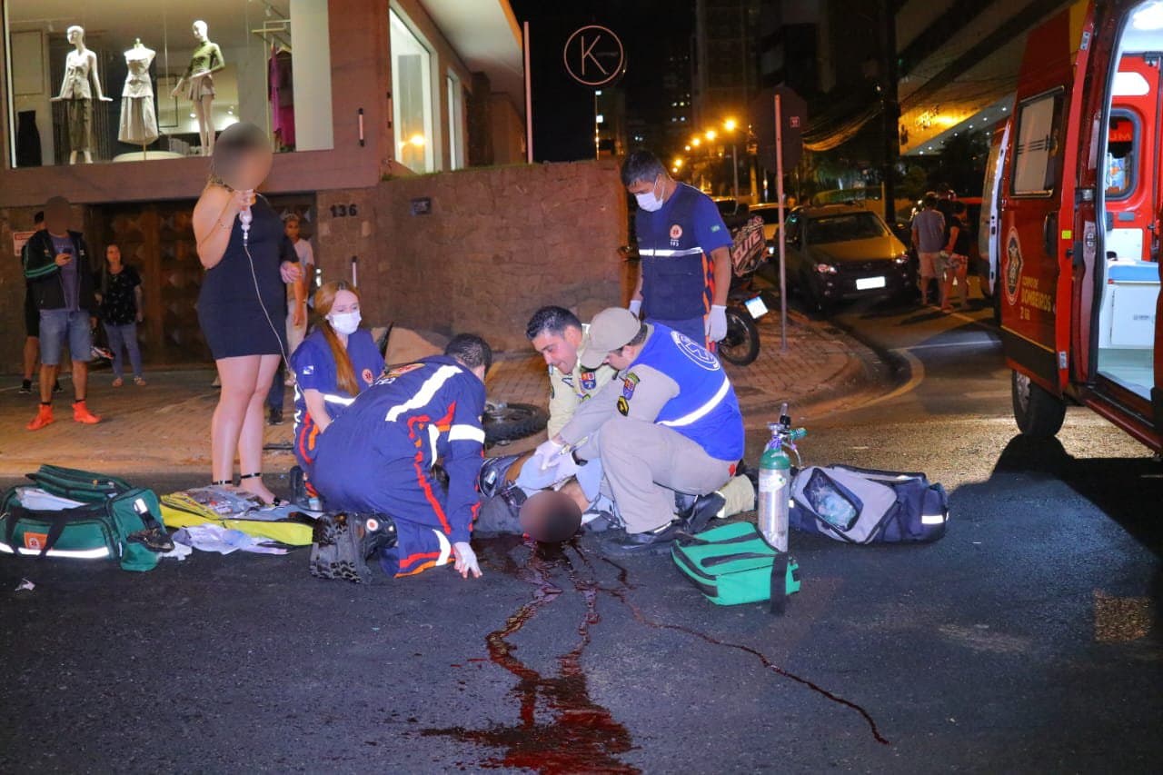 Motociclista morre após furar preferencial e bater contra carro na Vila Estrela