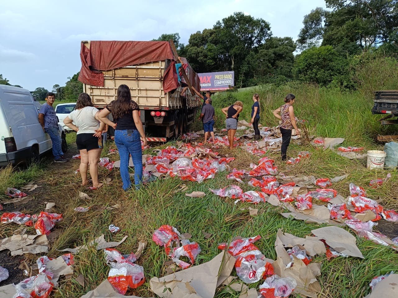 Caminhão sai de pista após colisão em rodovia de PG