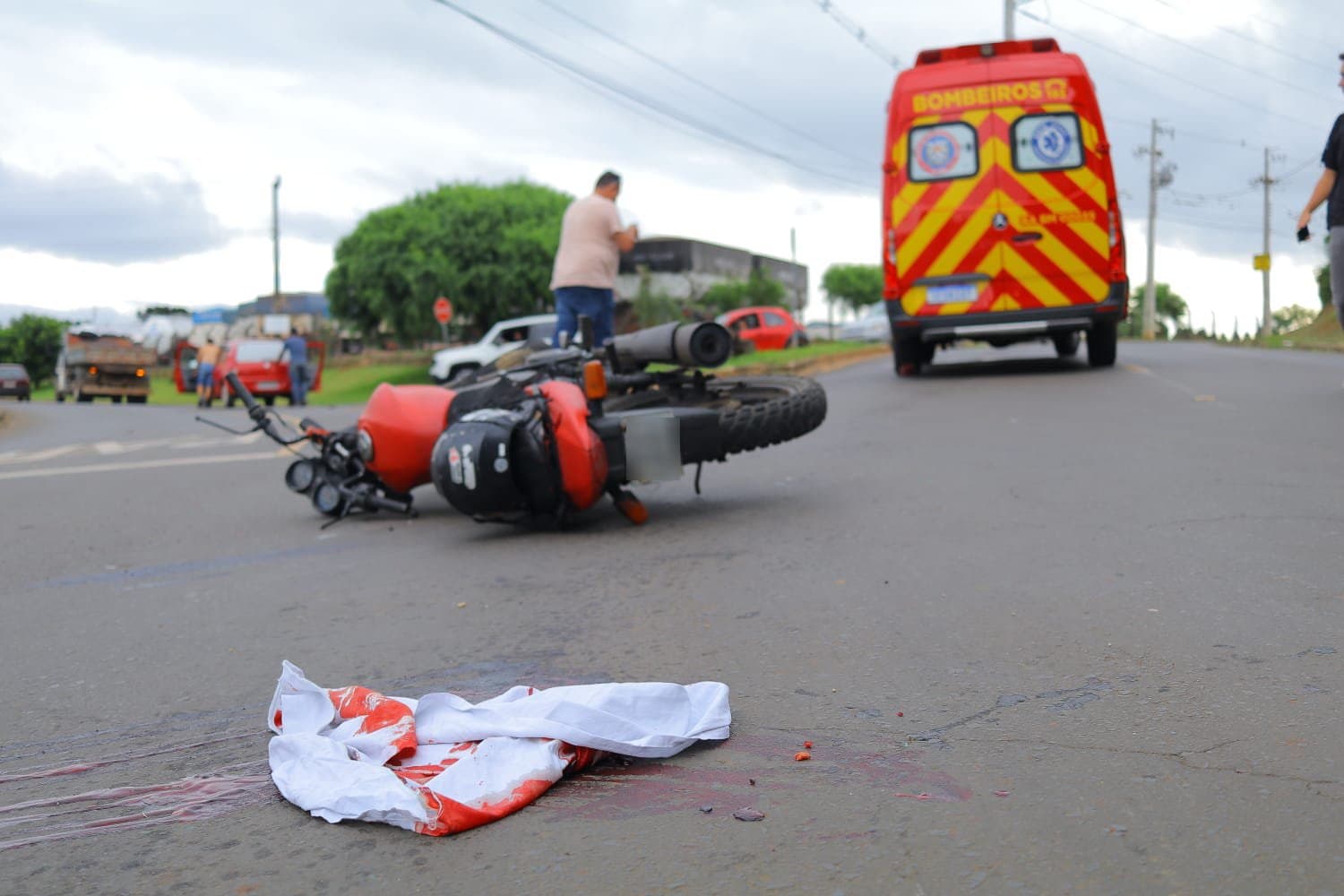 Motociclista sofre fratura exposta após caminhão furar preferencial e provocar colisão em PG