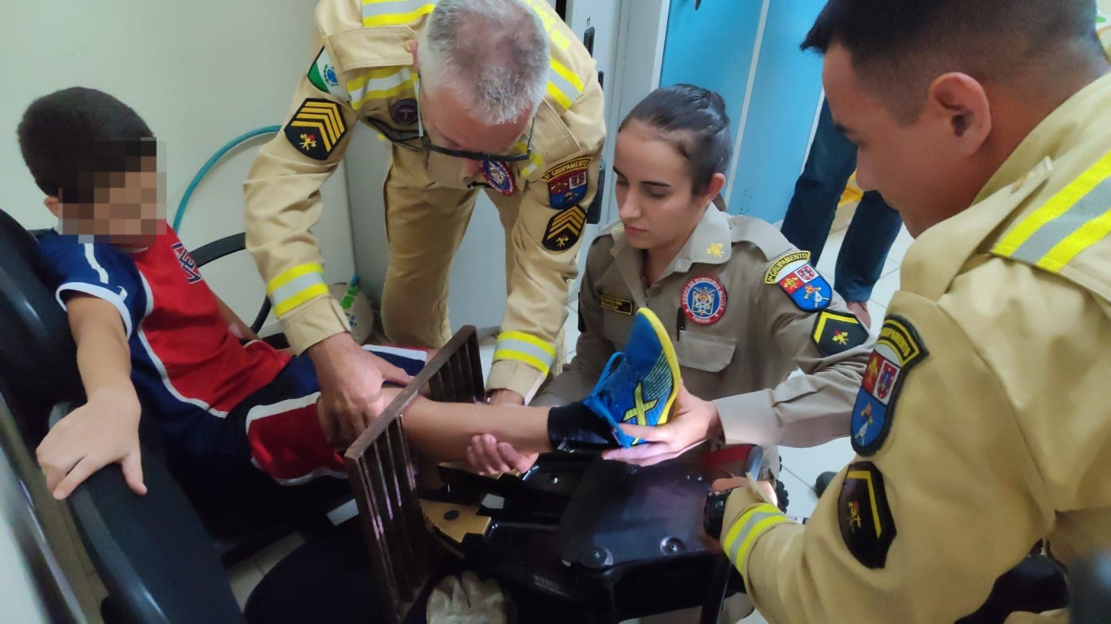 Criança prende perna em proteção de bueiro enquanto brincava em colégio de PG