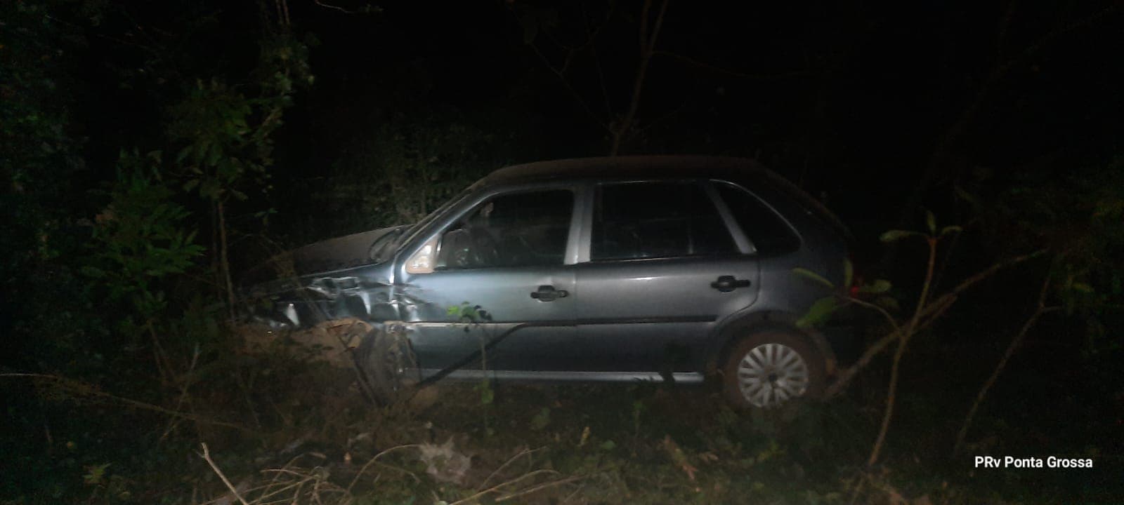 Carro colide com caminhão, atropela família e criança de 5 anos morre em Castro