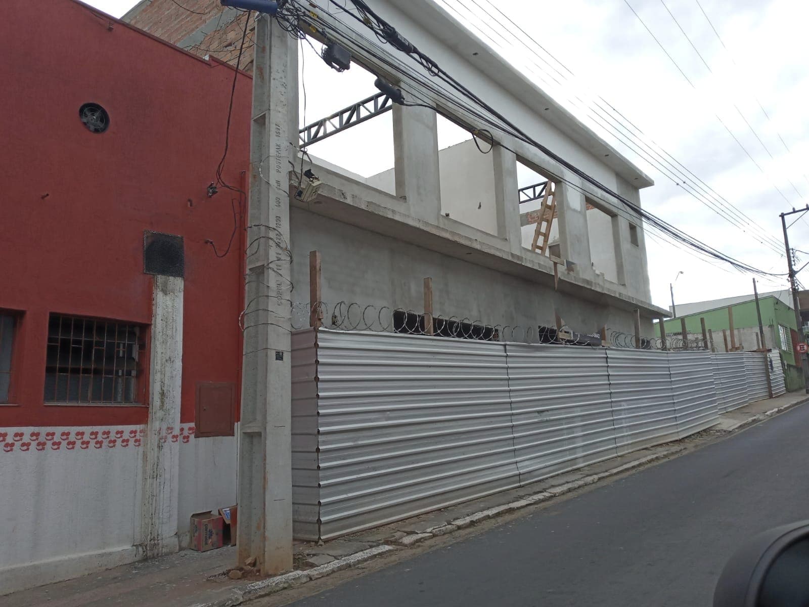Trabalhador fica gravemente ferido após levar choque e cair de altura em Castro
