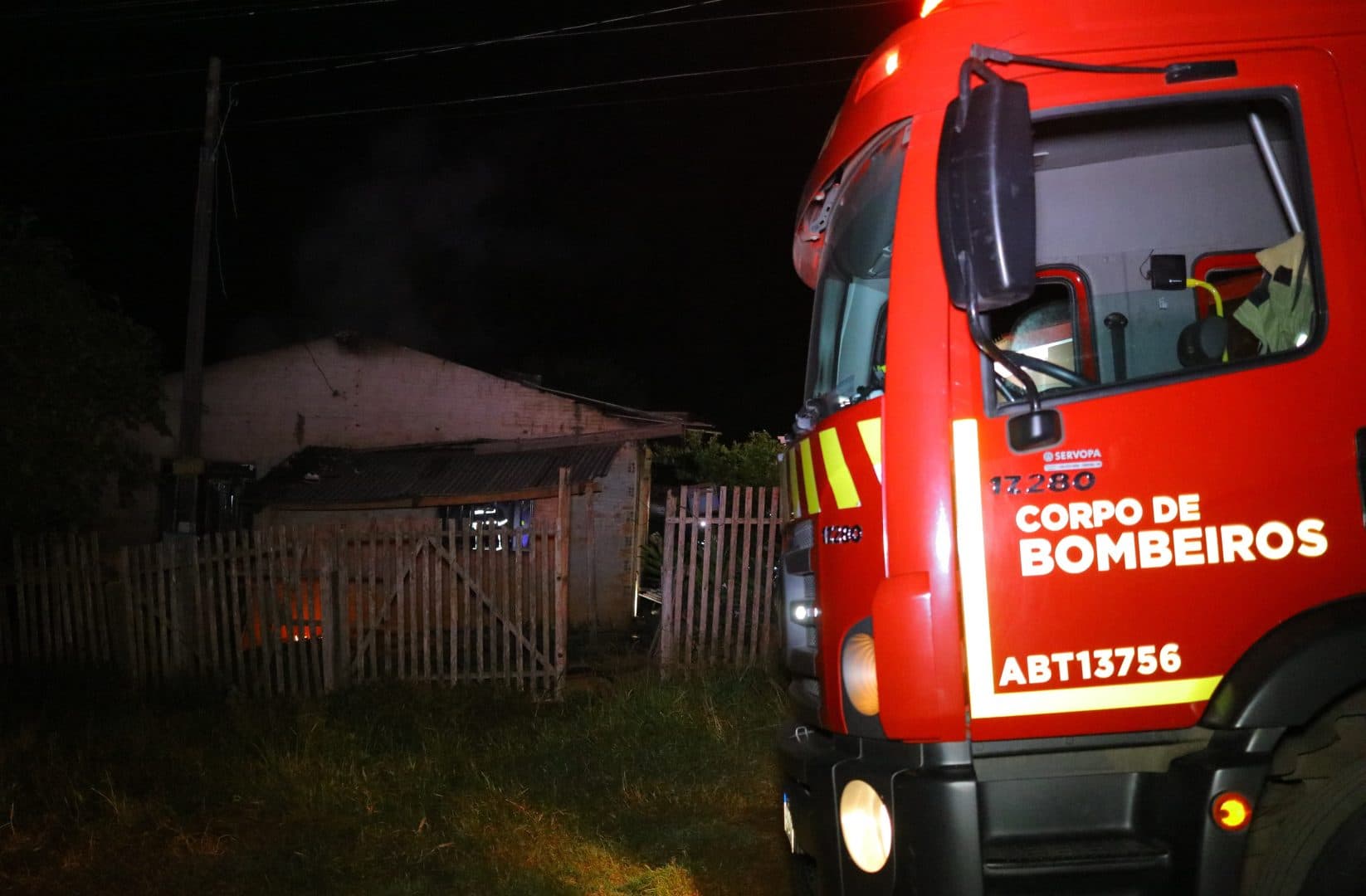 Residência pega fogo e bombeiros são acionados em Ponta Grossa