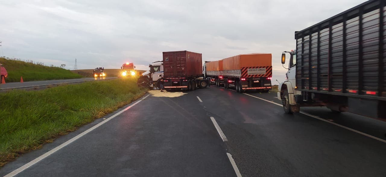 Grave acidente envolvendo caminhão na BR-376 em PG deixa pelo menos um morto