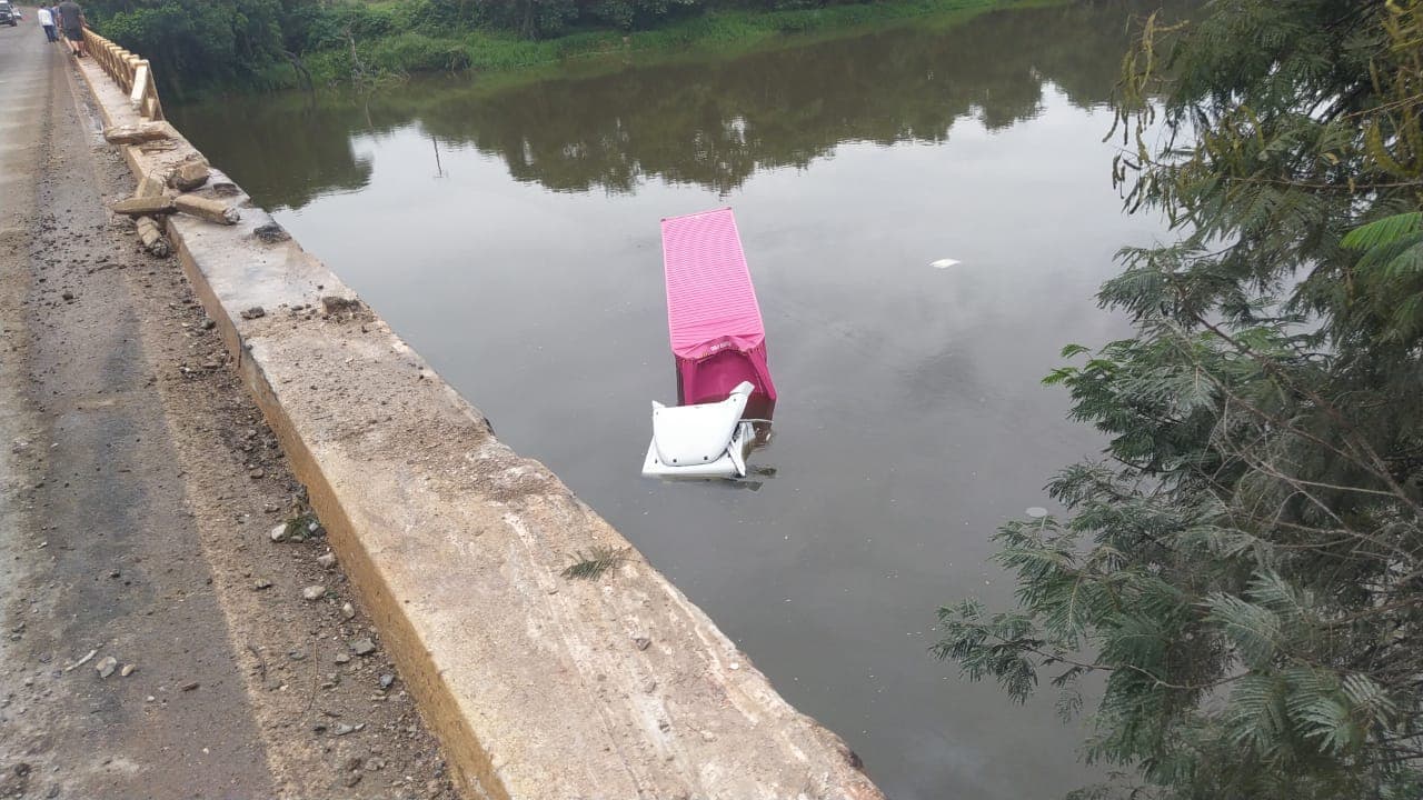 Caminhão cai dentro de rio em Tibagi e motorista fica ferido