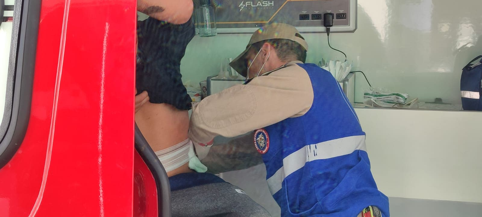 Jovem fica ferido em colisão entre carro e moto em PG