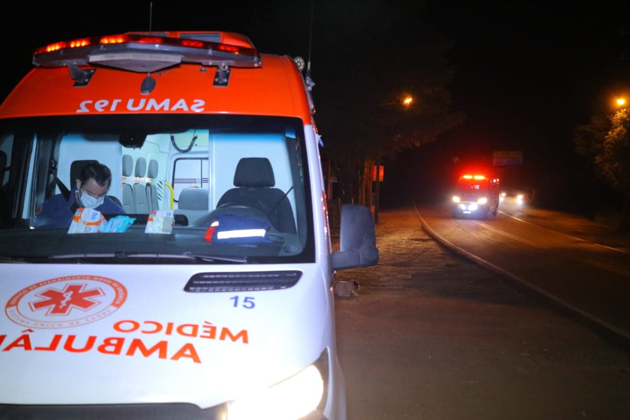 Mulher capota carro e fica ferida ao desviar de gato em PG