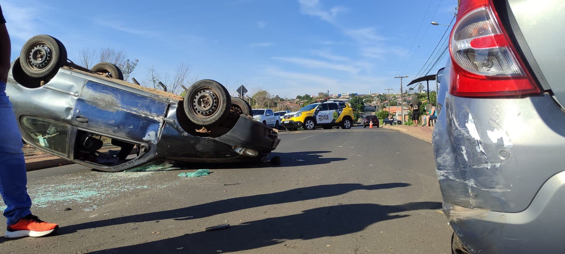 Motorista capota carro após colidir com outro estacionado em PG