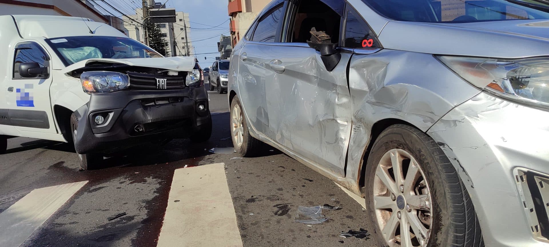 Motorista fura preferencial e colide com outro carro no centro de Ponta Grossa