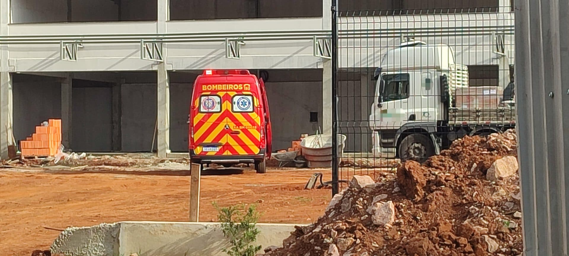 Trabalhador fica ferido durante descarregamento de piso em obra no Uvaranas
