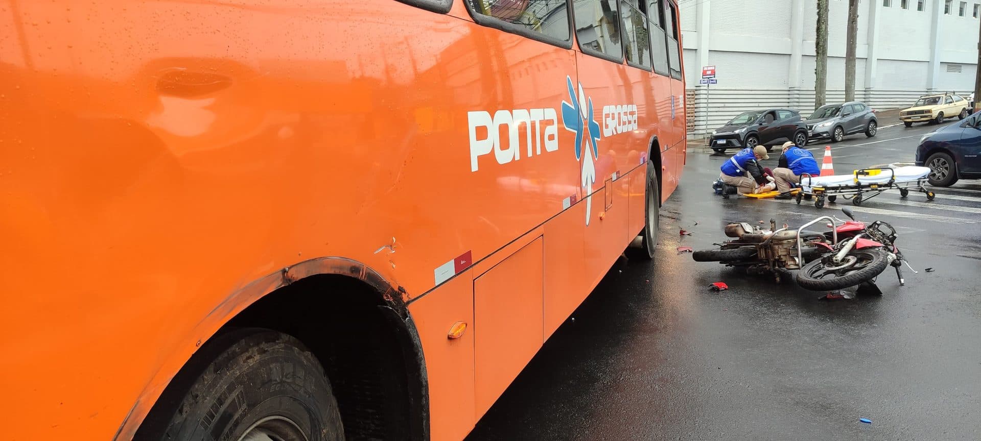 Motociclista fica ferida ao colidir com ônibus no centro de Ponta Grossa