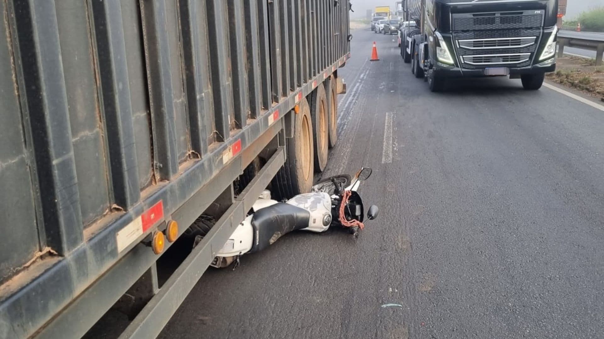 Motociclista cai embaixo de rodado de carreta e fica ferido na BR-376