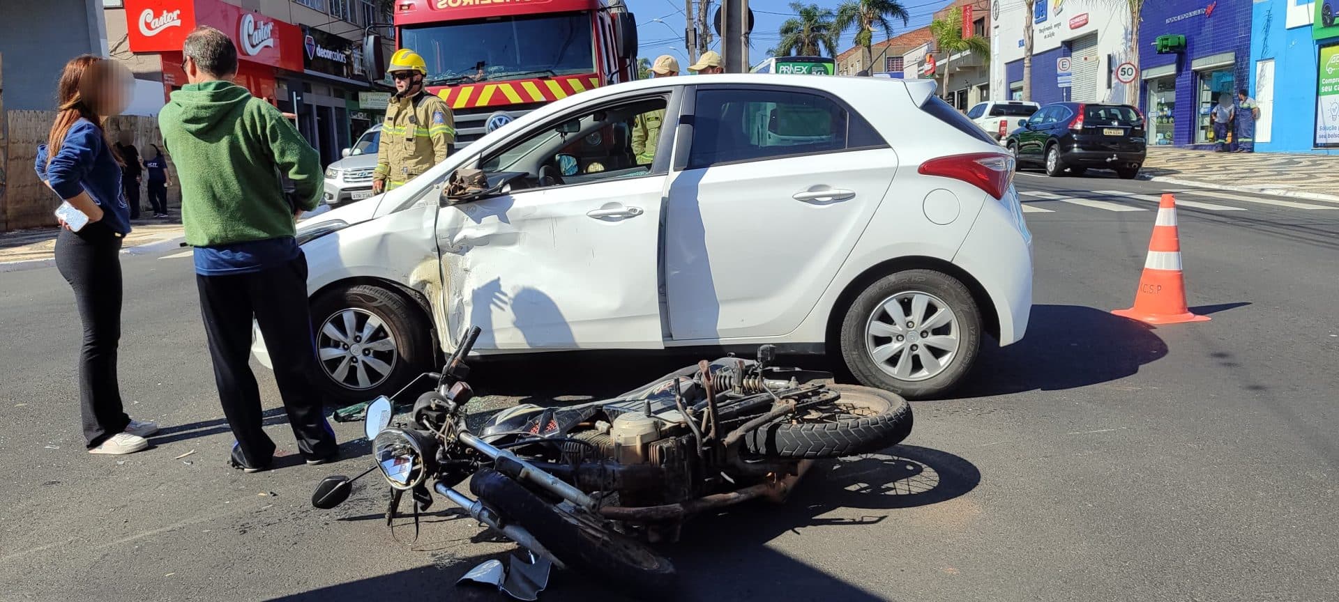 Motociclista fura sinal, colide com carro e fica ferido em Ponta Grossa